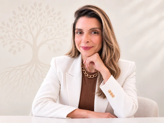 Daniele Pulcelli, mentora, olhando para a câmera
